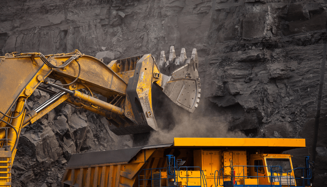Carguío de mineral en camión de gran tonelaje para su transporte y comercialización